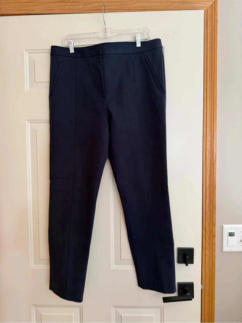 Women’s Tory Burch navy blue Vanner tailored cropped ankle pants. Size 14